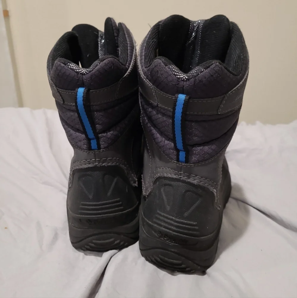 Columbia Womens Size 7 Waterproof 200 grams‎ Winter Snowboots.